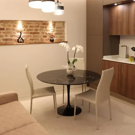 Honeymoon Apartment *