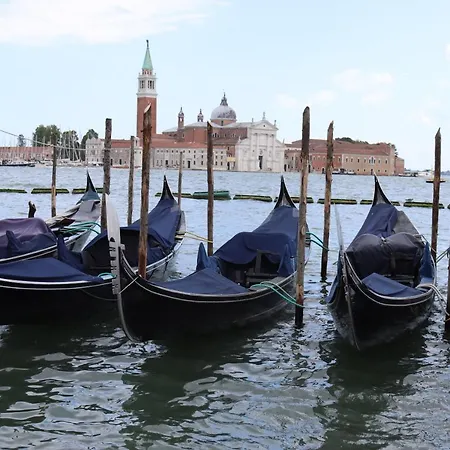 Apartment Honeymoon *